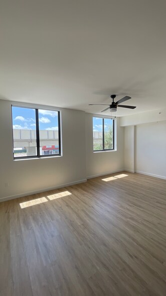 Building Photo - 922 E 27th St