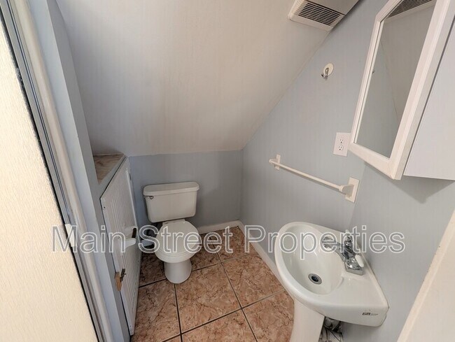 Building Photo - 911 N Spring St