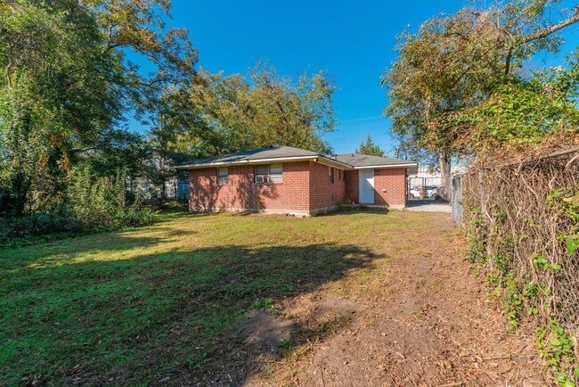 Building Photo - $1,120 - 3 bed/2 bath house in Turpin Hill, with fenced back yard! Section 8 Welcome!