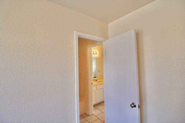 Building Photo - 2336 Heatherfield