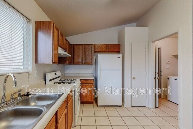 Building Photo - 633 Valley Meadows Dr