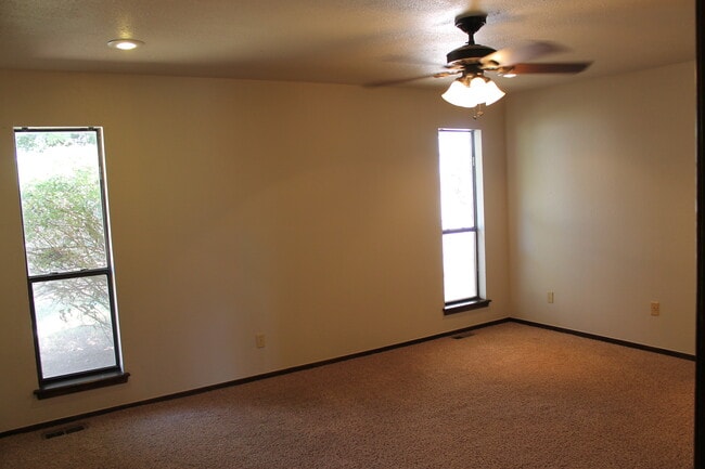 Building Photo - 2325 Apple Way