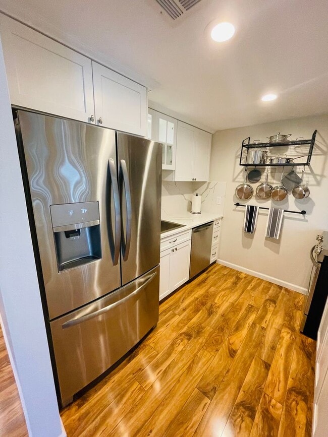 Building Photo - Gorgeous Completely Remodeled Single Story 2bed/2 bath Condo in Davis