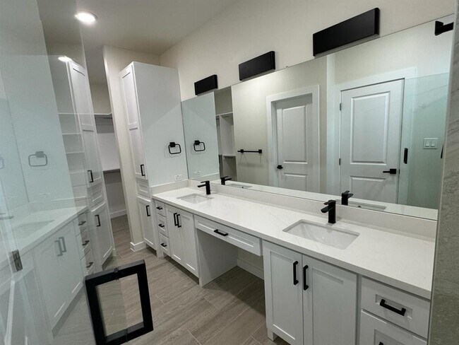 Building Photo - 7511 Cresta Bella St