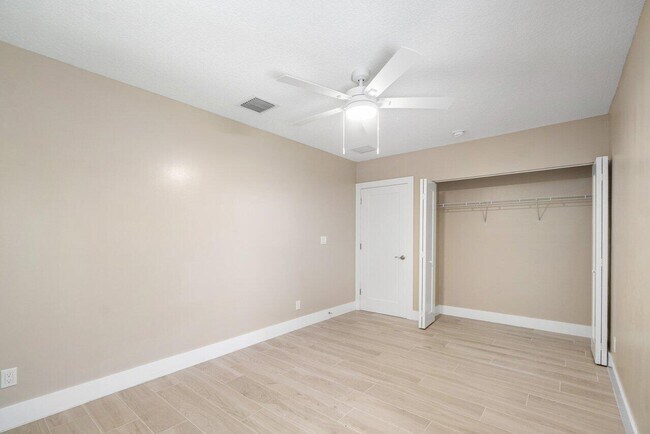 Building Photo - 5065 Horseshoe Cir N