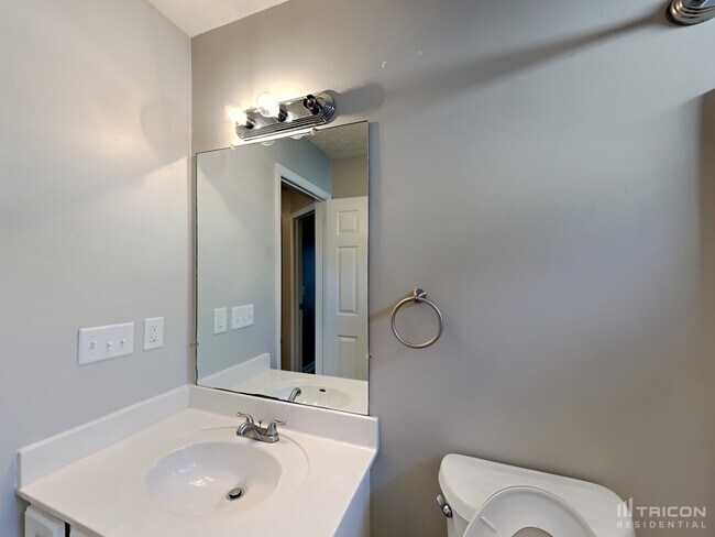 Building Photo - 753 Jaywood Dr