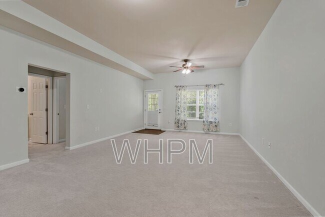 Building Photo - 427 Lazy Creek Ln