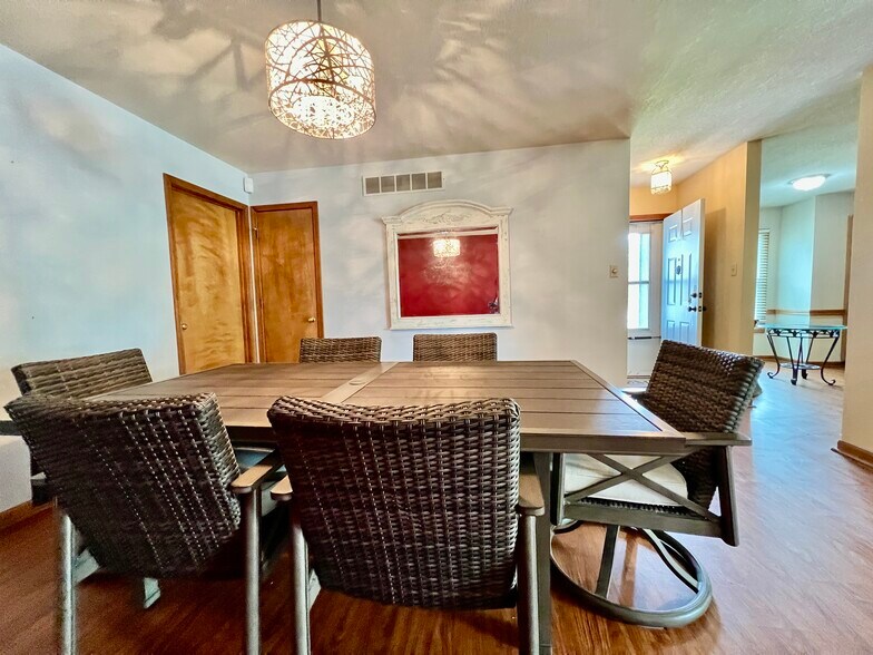 Dining room - 1019 SW Kent Pl