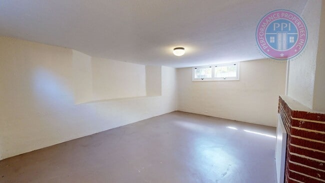Building Photo - North Portland Living at Its Best | 2 Bed, 1 Bath!