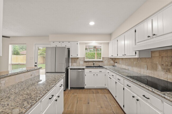 Building Photo - 3711 Fernview Dr