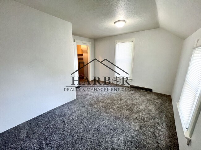 Building Photo - Large Renovated Studio! - SPECIAL! 1 Month Free