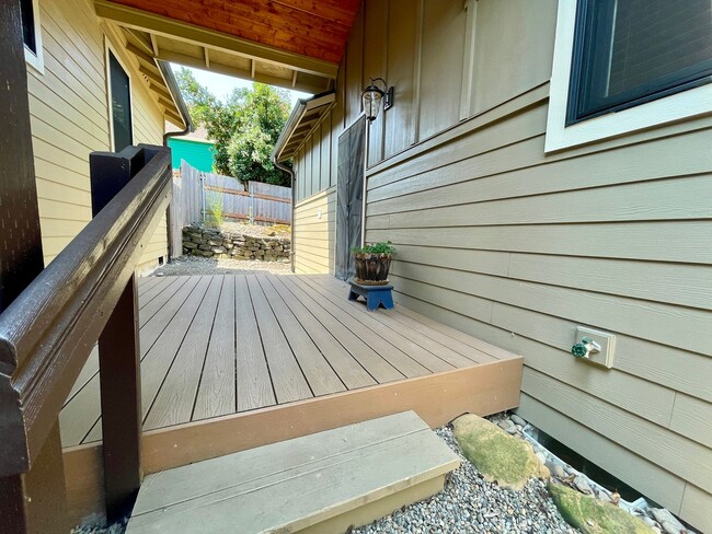 Building Photo - Gorgeous Cottage in Oregon City~ Hardwood Floors~ Private Back Area~ Washer/Dryer~ A/C