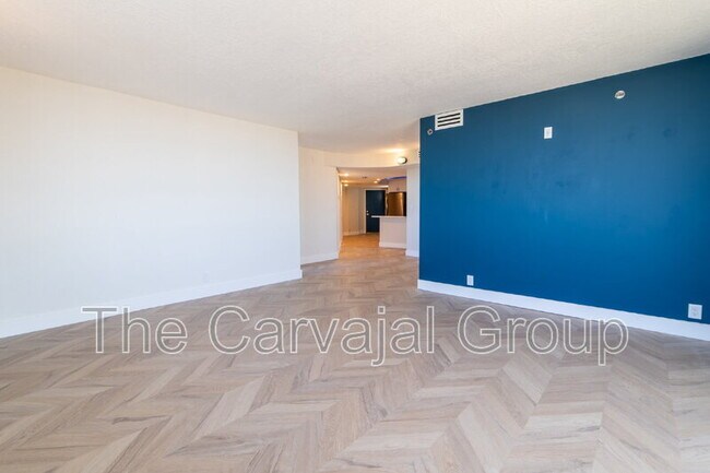 Building Photo - 400 E Colonial Dr