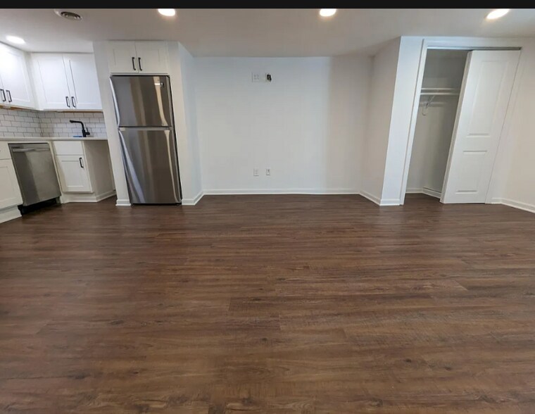 Building Photo - 738 11th St NE