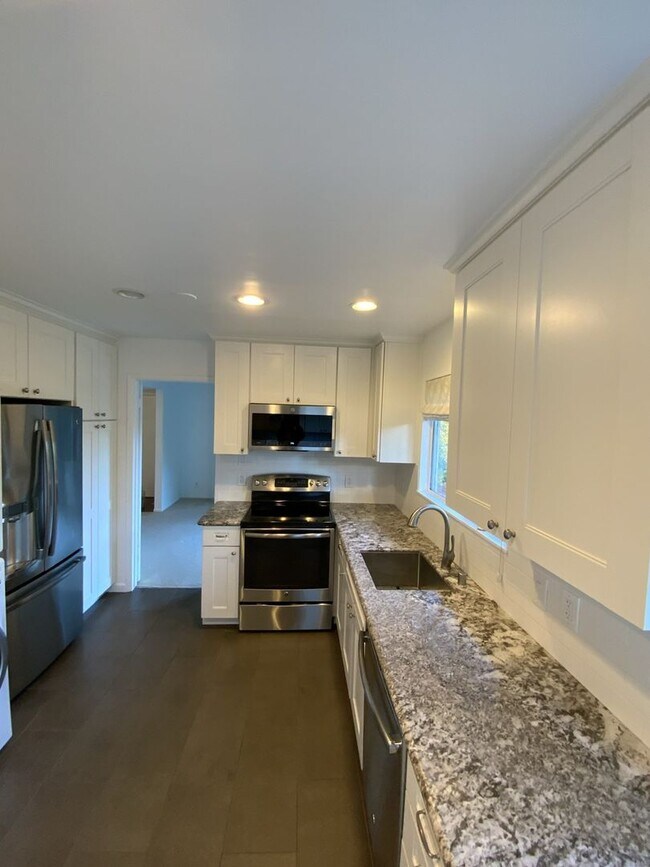 Building Photo - Elegant Remodeled 3BR Condominium in Sharon Heights