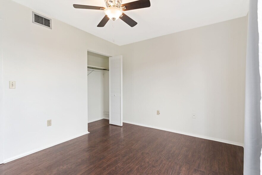 Building Photo - 1836 N Crystal Lake Dr