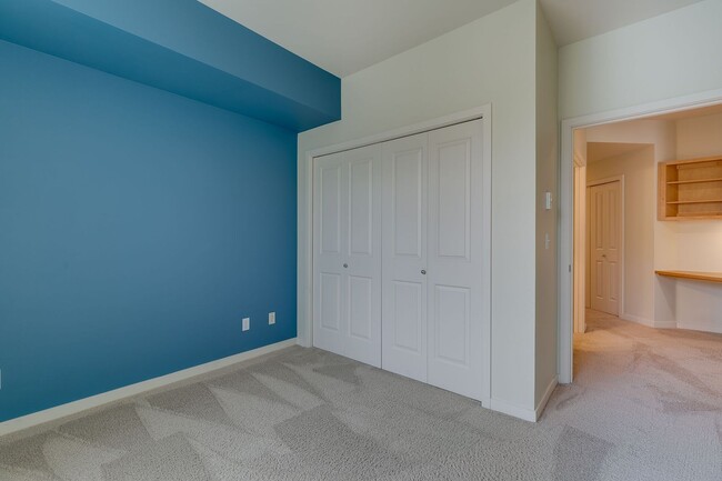 Building Photo - Spacious 2 bedroom Condo in Downtown Redmond