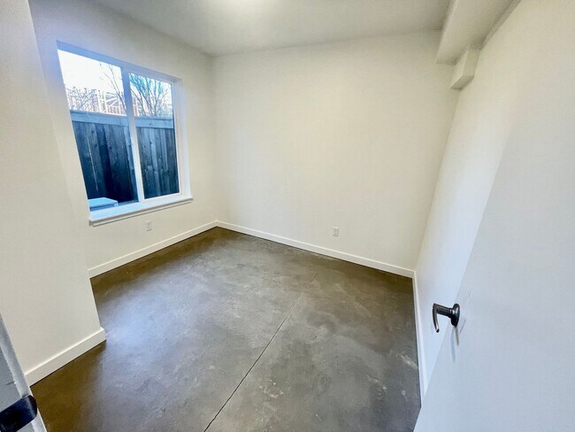 Building Photo - Spacious 2BD + Bonus Room Condo in Powellh...