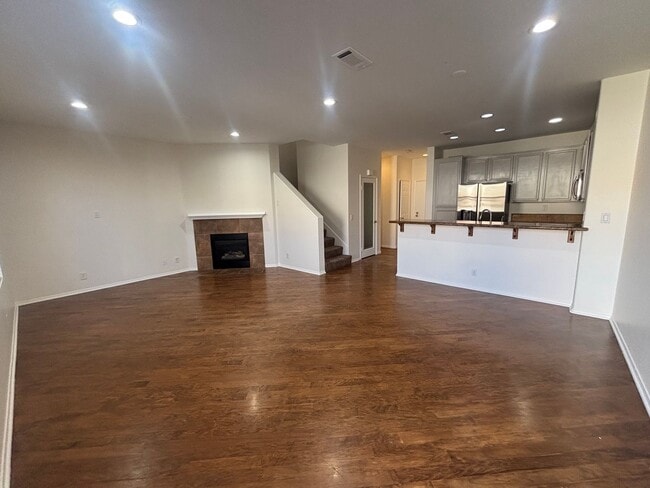 Building Photo - 3 Bedroom Towhome for Rent in Canyon Country!
