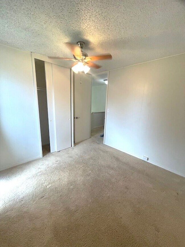 Building Photo - 4 bed/ 2 bath Townhome in Makakilo, Utilit...