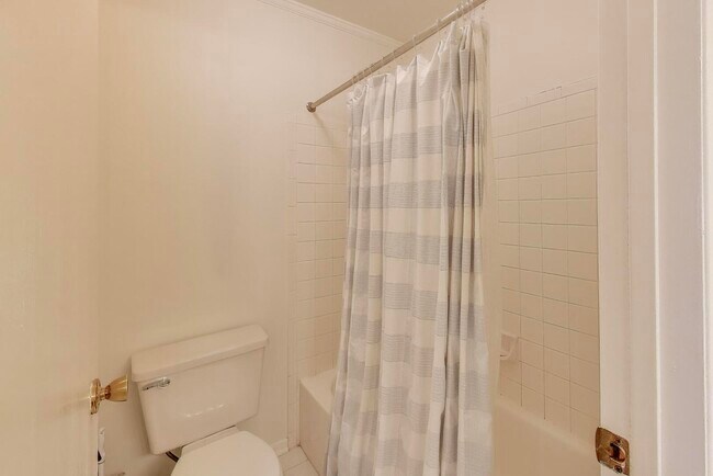 Building Photo - 2122 Southwind Cir