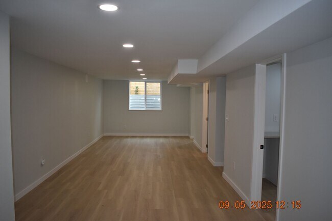 Building Photo - 4 bedroom / 3 bath / Beautifully Updated