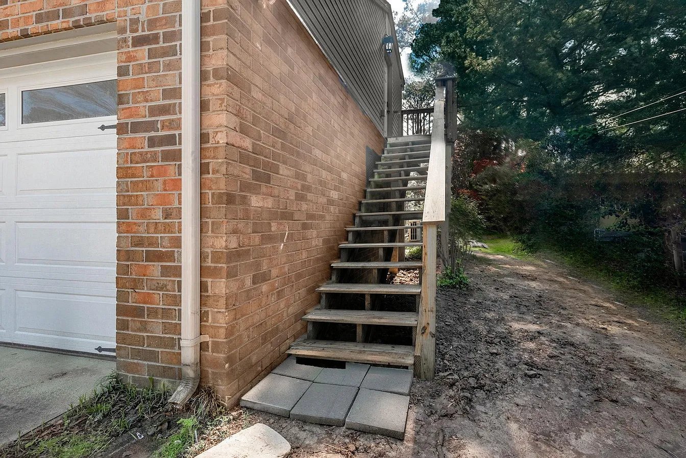 Building Photo - 4376 Lynnville Crescent