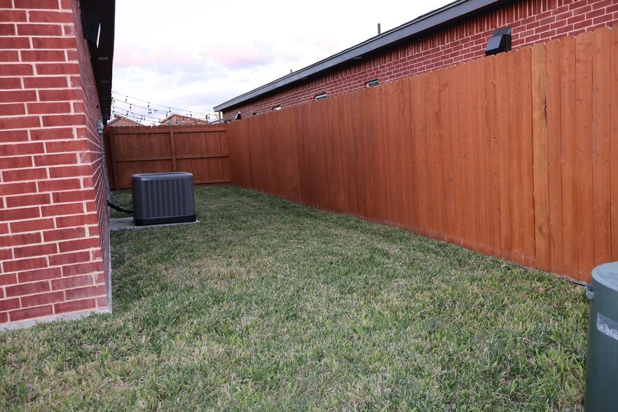 Building Photo - 1005 Hidden Hills St