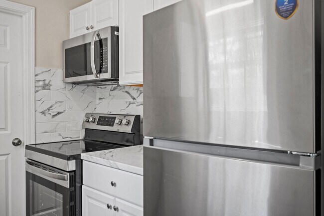 Building Photo - Beautifully Renovated Home!