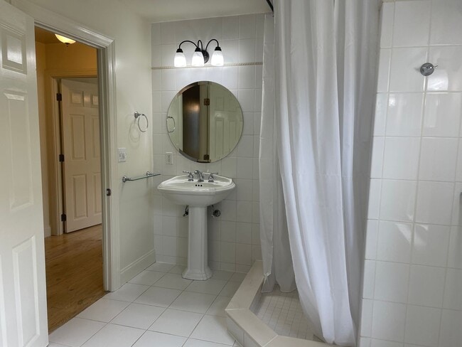 Building Photo - Charming & Well-Maintained 2-Bedroom, 1.5-...
