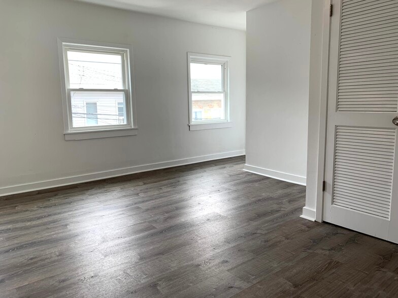 Building Photo - 411 Sample St