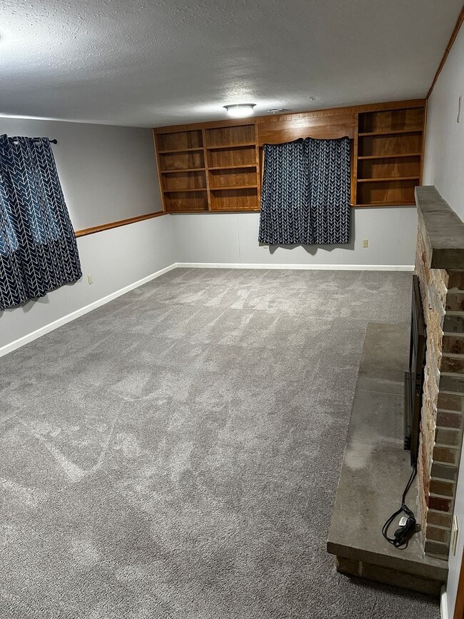 Building Photo - North Olmsted -4/5 Bedroom 2 1/2 bath larg...