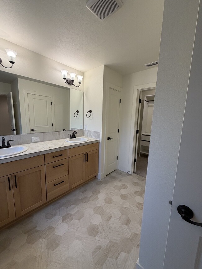 Building Photo - Beautiful Orchards Home