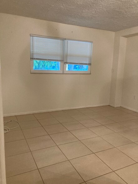 Large bedroom with 2 closets - 917 Red Bird Rd