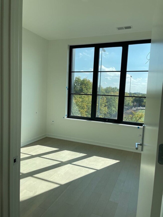 Building Photo - 1400 W Monroe St