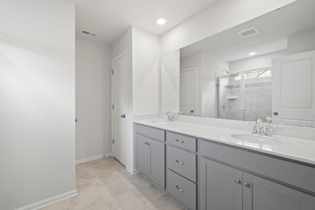Building Photo - This Beautiful 4 Bedrooms, 2.5 Bathrooms i...