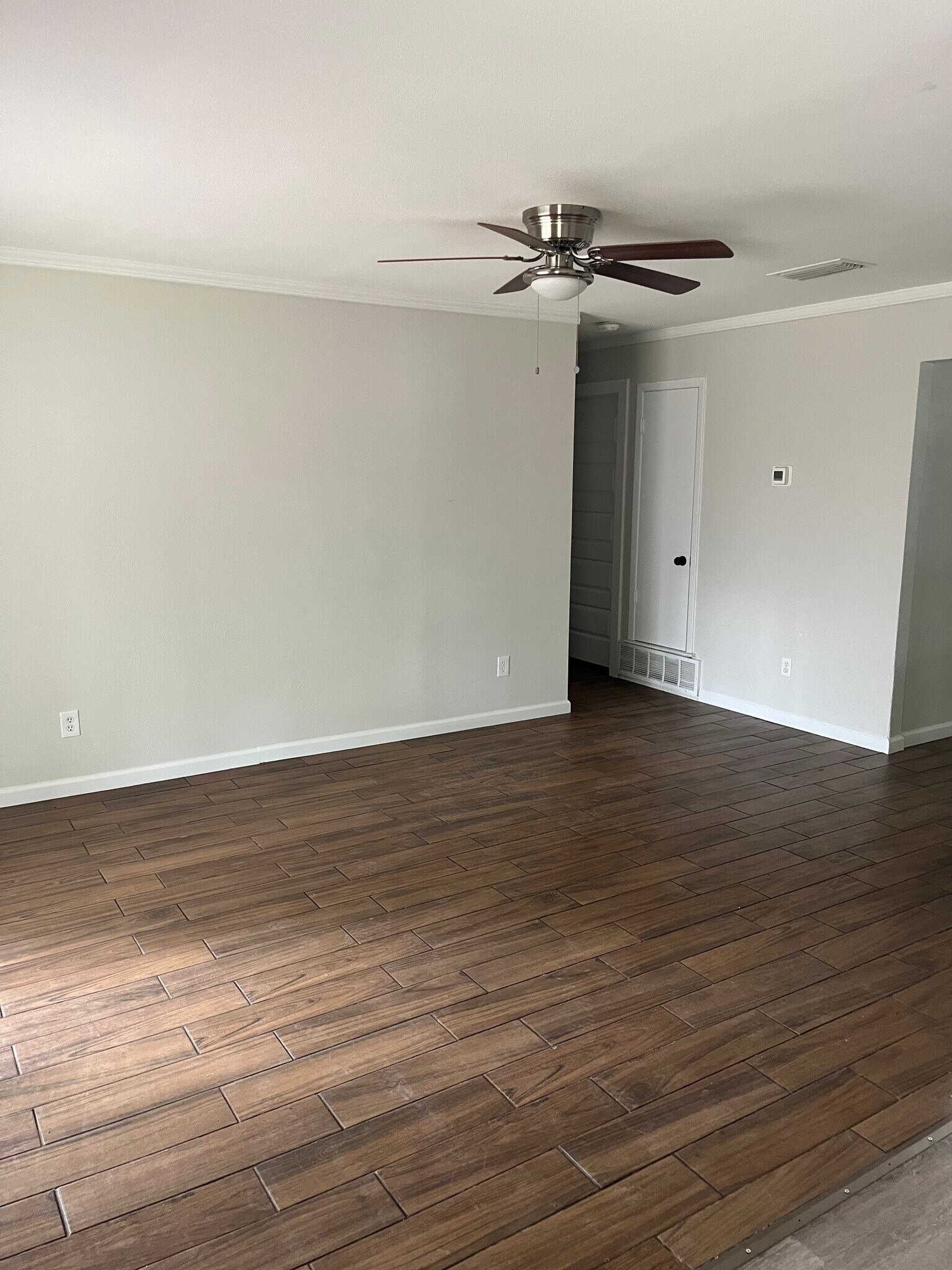 Building Photo - 562 W Ferndale Ln