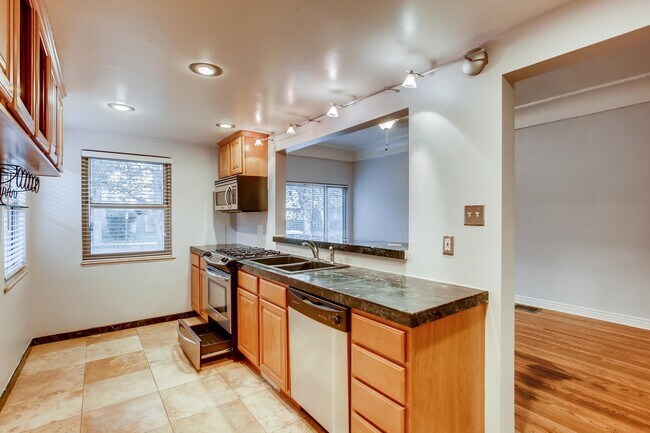 Building Photo - Congress Park Beautiful and Spacious Duplex!!! Top Unit! Shared Yard!