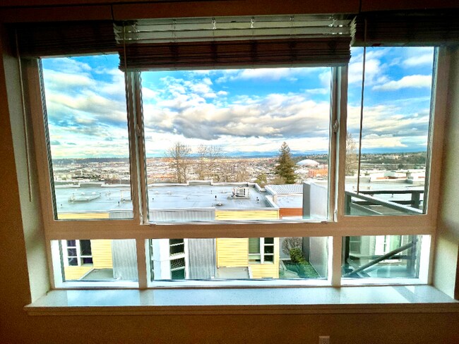 Building Photo - 2330 Yakima Ct