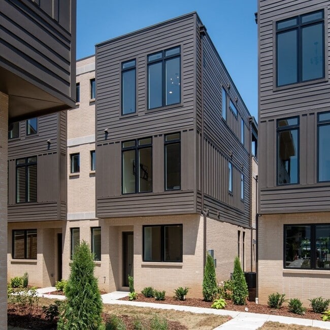 Building Photo - Stunning Salemtown Townhome!