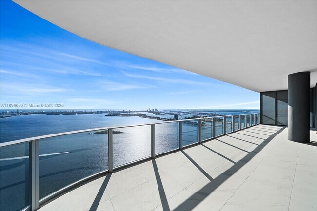 Primary Photo - 700 NE 24th St