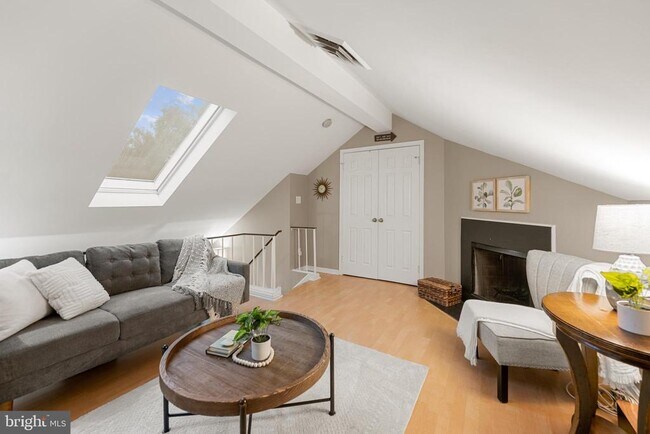 Building Photo - 1403 E Abingdon Dr