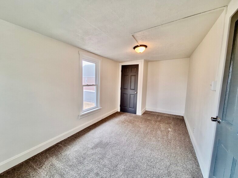 Building Photo - 260 S Spruce St