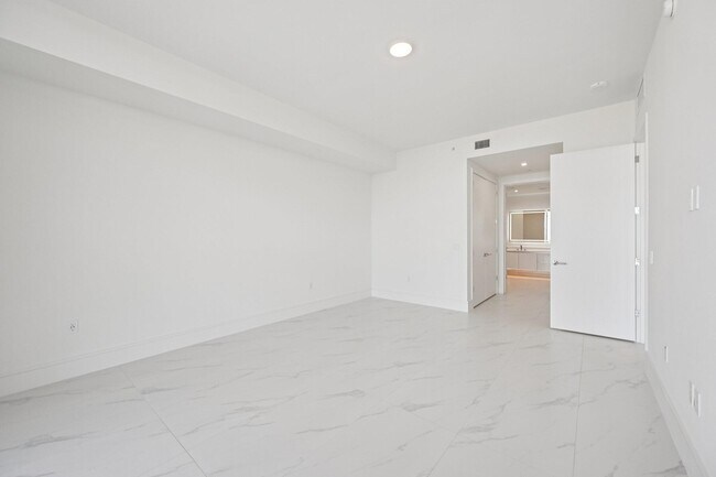 Building Photo - 220 Lake Shore Dr