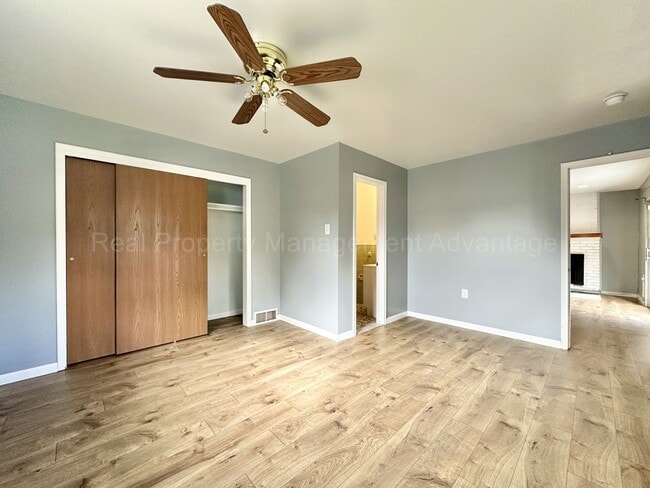 Building Photo - Spacious 4-Bedroom, 2-Bath Home in Clawson...