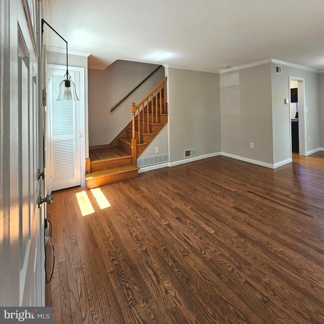 Building Photo - 2214 Arlington Terrace