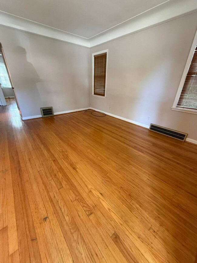 Building Photo - 1625 W Farnum Ave