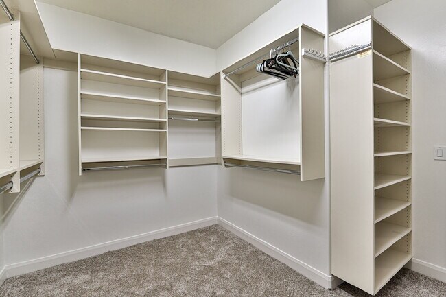 Building Photo - 2478 E Springs Dr