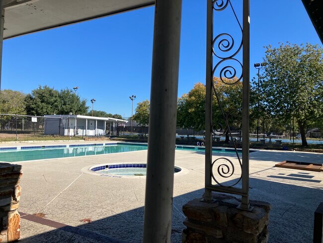 Building Photo - 626 Trailwood Ct