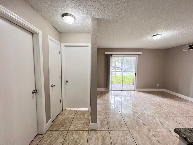 Building Photo - Great 1/1 condo in gated community!